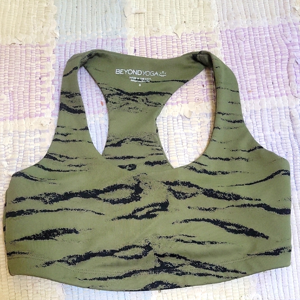 Beyond Yoga Green Crop Tank Top with Cut Out Design Size Small